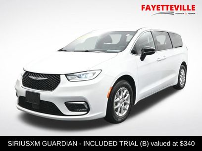 Used 2025 Chrysler Pacifica Select