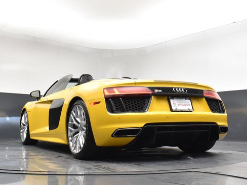 Used 2017 Audi R8 V10 w/ Carbon Exterior Package AWD/4WD image 23