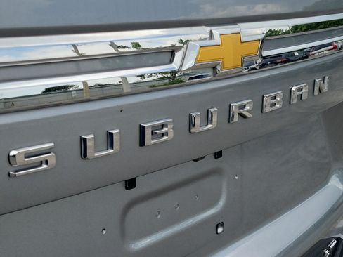 Used 2024 Chevrolet Suburban LT RWD image 14