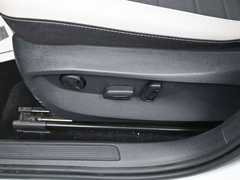 Used 2025 Volkswagen Taos SE FWD image 12