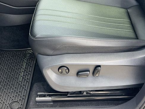 Certified 2023 Volkswagen Tiguan SE R-Line FWD image 17