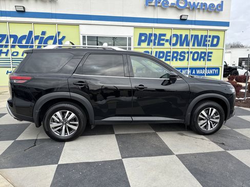 Used 2024 Nissan Pathfinder SL image 11