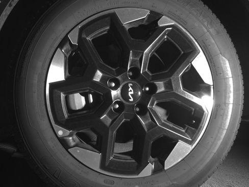 Used 2024 Kia Sorento S image 12