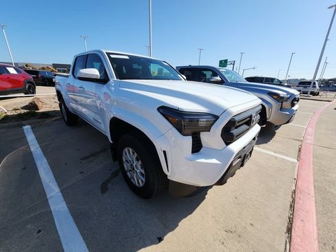 Used 2025 Toyota Tacoma SR5 AWD/4WD image 13