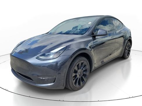 Used 2024 Tesla Model Y 2WD image 4