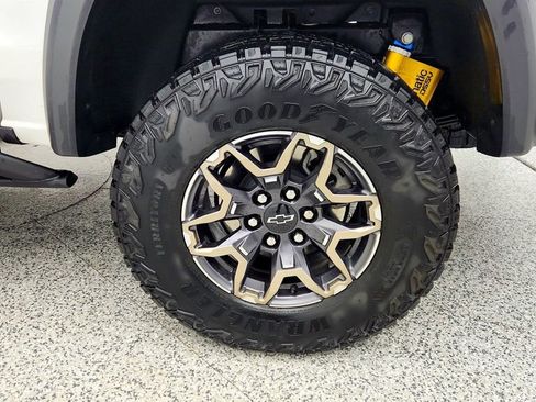 Used 2025 Chevrolet Colorado ZR2 w/ Technology Package image 9