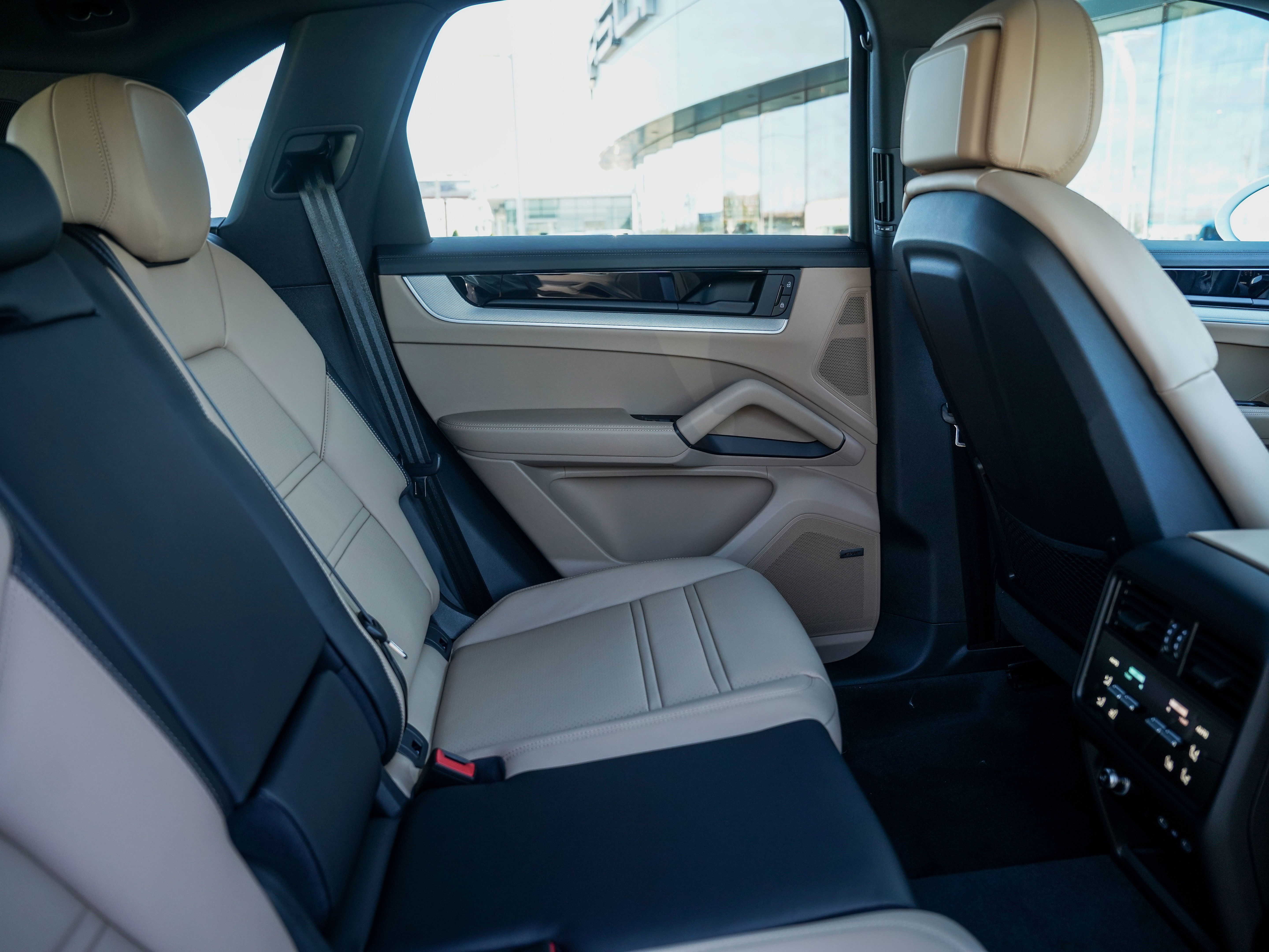 Certified 2026 Porsche Cayenne AWD/4WD image 29