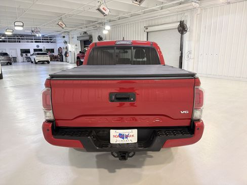 Used 2016 Toyota Tacoma Limited w/ Towing Package image 4