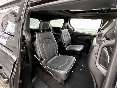 Used 2026 Chrysler Pacifica Limited FWD image 19