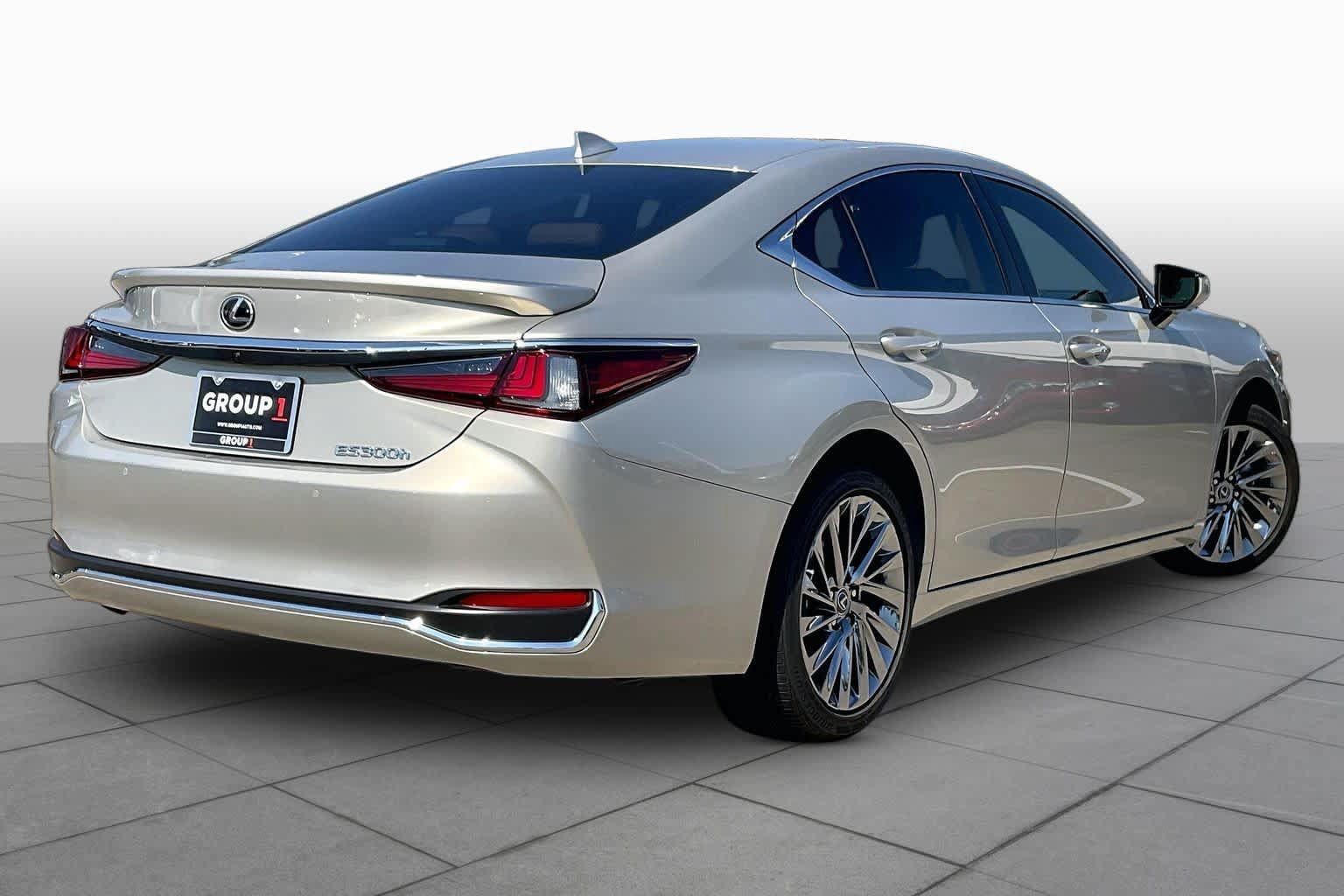 Used 2024 Lexus ES 300h Ultra Luxury w/ Accessory Package (Z2) FWD image 11