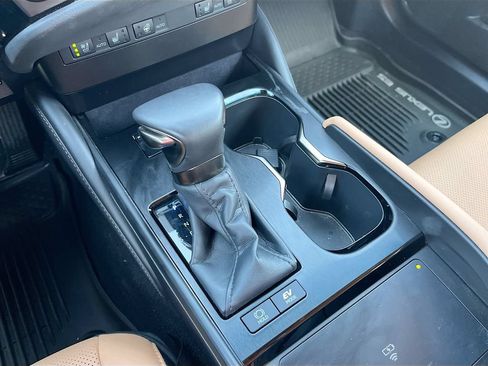 Used 2025 Lexus ES 300h w/ Premium Package FWD image 16