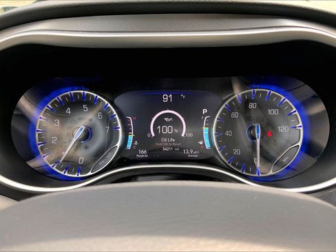Used 2024 Chrysler Pacifica Touring-L FWD image 22