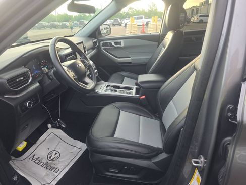 Used 2024 Ford Explorer XLT w/ Equipment Group 202A AWD/4WD image 8