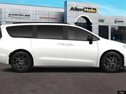 New 2024 Chrysler Pacifica Limited w/ S Appearance Package image 9