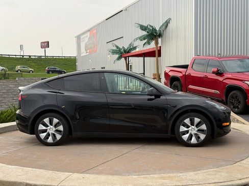 Used 2024 Tesla Model Y Long Range AWD/4WD image 2