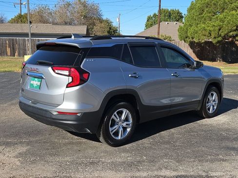 Used 2024 GMC Terrain SLE w/ Driver Convenience Package image 11