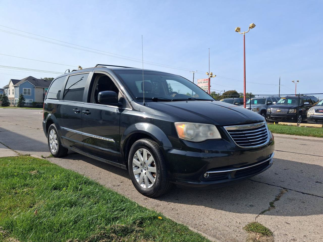 Used 2014 Chrysler Town & Country Touring FWD image 3