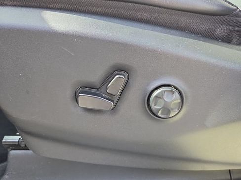 Used 2023 Chrysler Pacifica Touring-L FWD image 11