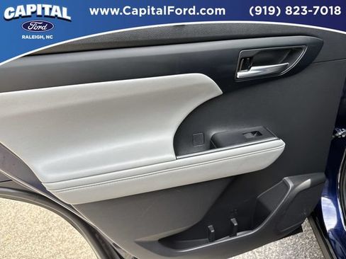 Used 2021 Toyota Highlander XLE AWD/4WD image 17