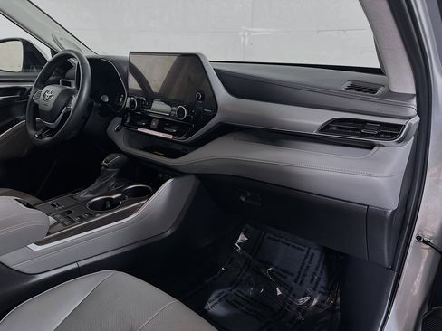 Used 2024 Toyota Highlander Platinum image 30