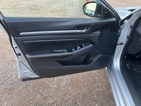Used 2024 Nissan Altima 2.5 SR FWD image 11