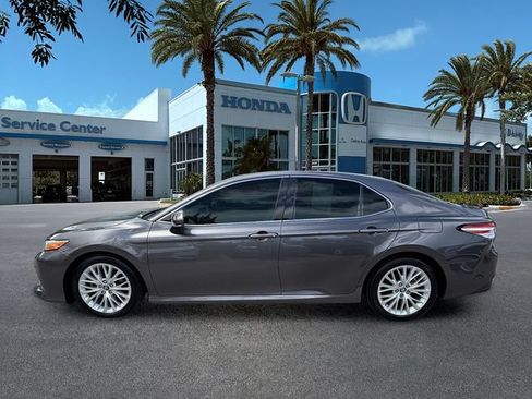 Used 2018 Toyota Camry XLE FWD image 5