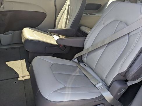 Used 2018 Chrysler Pacifica Touring-L Plus FWD image 25