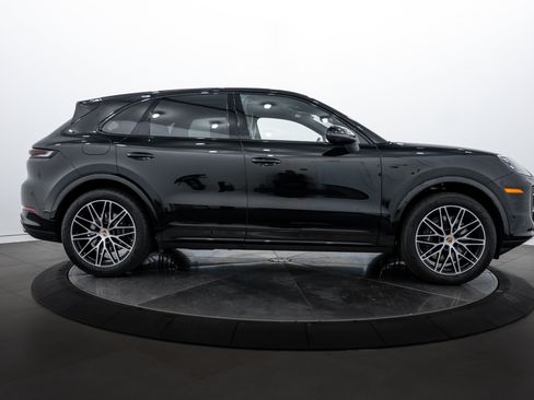 Certified 2025 Porsche Cayenne image 8