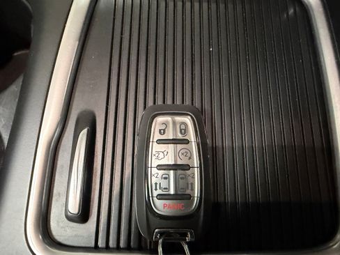 Used 2024 Chrysler Pacifica Touring-L FWD image 38