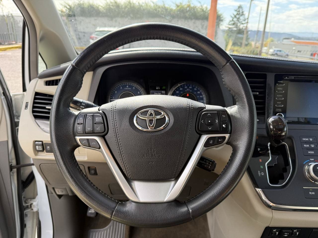 Used 2018 Toyota Sienna XLE w/ XLE Navigation Package FWD image 28