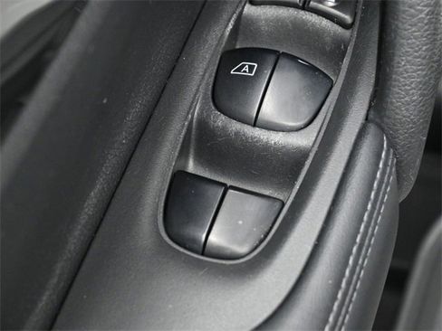 Used 2017 Nissan Rogue SV image 14