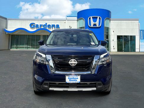 Used 2025 Nissan Pathfinder SL FWD image 2
