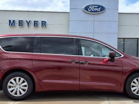Used 2020 Chrysler Voyager L FWD image 1