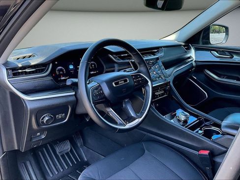 Used 2022 Jeep Grand Cherokee Laredo w/ Luxury Tech Group I image 17