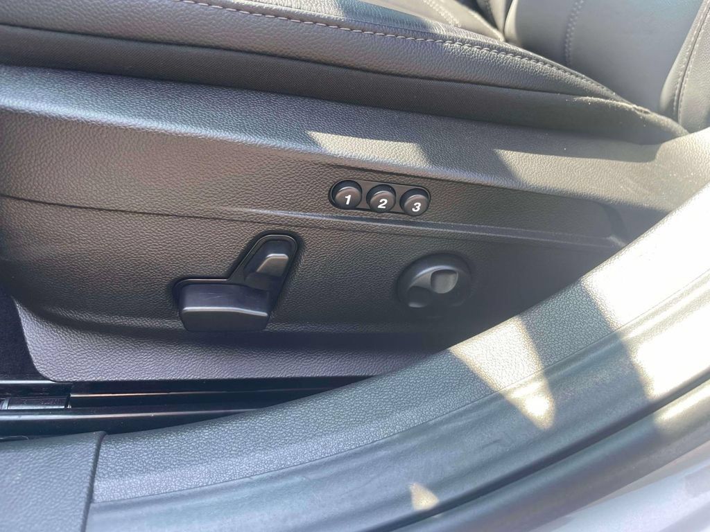 Used 2025 Alfa Romeo Giulia AWD image 18
