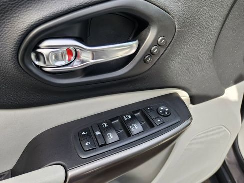 Used 2019 Jeep Cherokee Limited w/ Luxury Group image 23