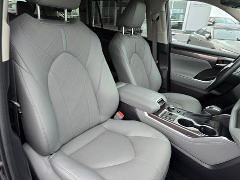 Used 2023 Toyota Highlander Platinum AWD/4WD image 12
