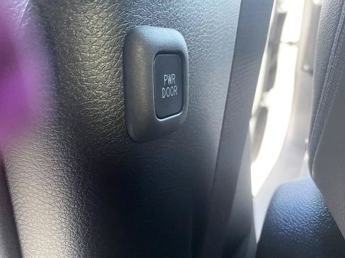 Used 2025 Toyota Sienna XLE FWD image 26
