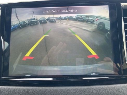 Used 2023 Chrysler Pacifica Touring-L image 17