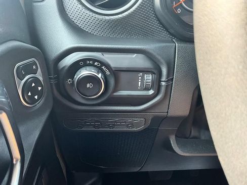Used 2025 Jeep Wrangler Unlimited Rubicon w/ Convenience Group AWD/4WD image 16
