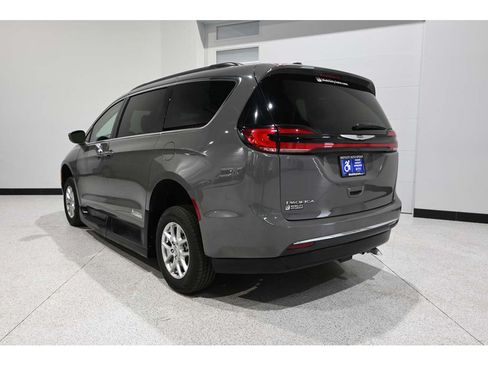 Used 2022 Chrysler Pacifica Touring-L FWD image 8