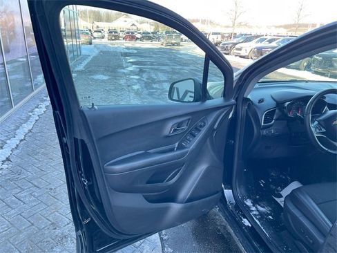 Certified 2022 Chevrolet Trax LT w/ LT Convenience Package image 20