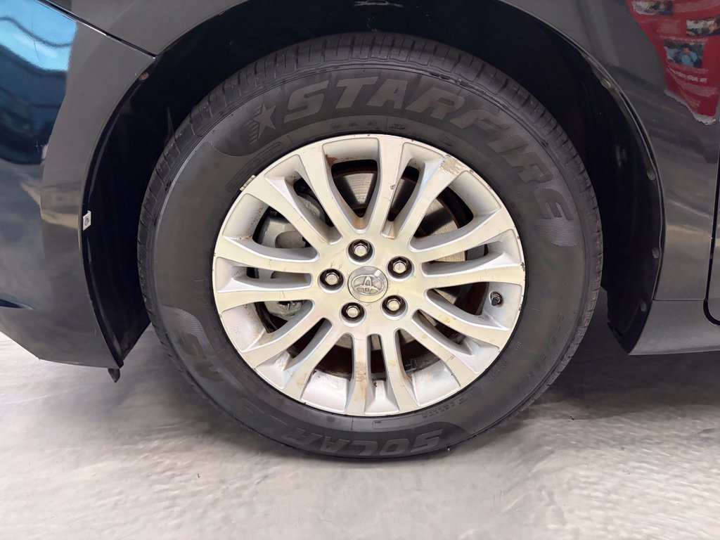 Used 2016 Toyota Sienna XLE w/ XLE Navigation Package FWD image 28