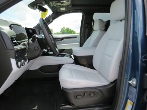 Used 2025 Chevrolet Suburban Premier AWD/4WD image 19