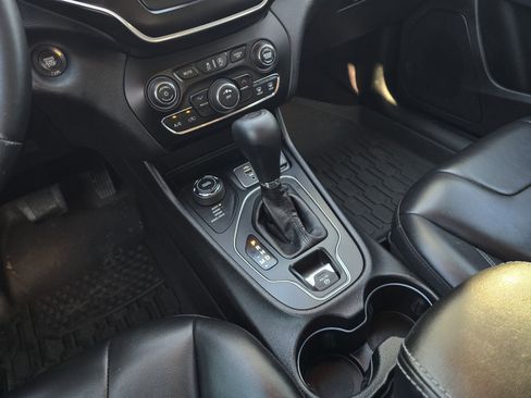 Used 2019 Jeep Cherokee Latitude Plus image 17