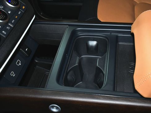 Used 2024 Land Rover Defender 130 X-Dynamic SE image 43