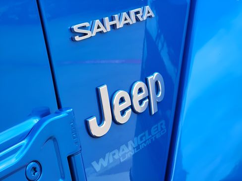 Used 2022 Jeep Wrangler Unlimited Sahara w/ Cold Weather Group AWD/4WD image 39