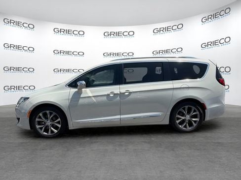 Used 2019 Chrysler Pacifica Limited w/ Tire & Wheel Group FWD image 4