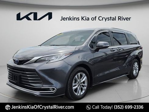Used 2025 Toyota Sienna Limited FWD image 13