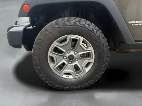 Used 2015 Jeep Wrangler Unlimited Rubicon w/ Connectivity Group AWD/4WD image 27